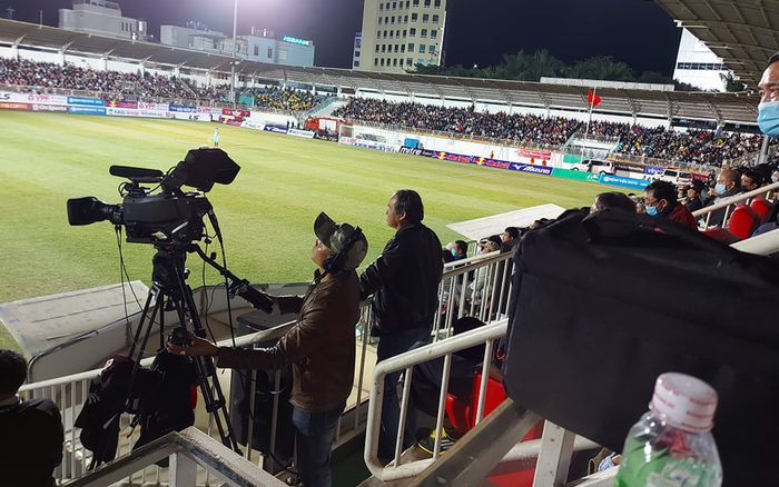 Cảm động với hình ảnh bầu Đức giản dị xem HAGL trên khán đài Pleiku Ảnh 2