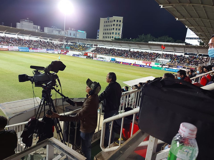 Bầu Đức đứng rất gần để dõi theo các cầu thủ HAGL. Một hình ảnh thật bình dị và đúng với phóng cách của ông chủ HAGL, không phải ngồi ở khu Vip mà có thể dõi theo trận đấu ở mọi khoảnh khắc.