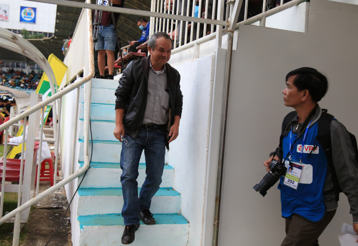 Bầu Đức đến sân Pleiku sau 2 năm. 