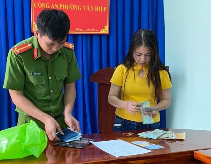 Người đánh rơi tiền tới nhận lại tài sản. Ảnh Lao Động