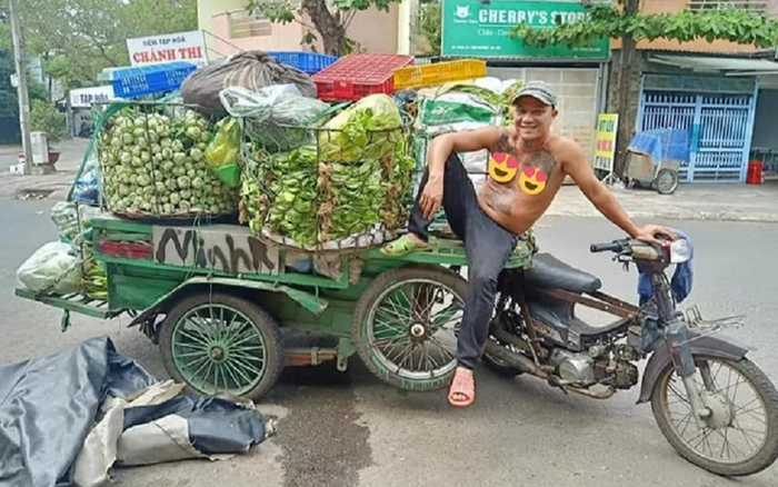 Ấm lòng xe rau miễn phí dành cho người nghèo và sinh viên của người đàn ông xăm trổ Ảnh 2