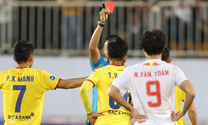Chiếc thẻ đỏ của Thái Bá Sang khiến cục diện trận đấu thay đổi.