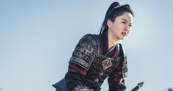 Kim So Hyun lột xác thành hình tượng nữ tướng vô cùng mạnh mẽ.