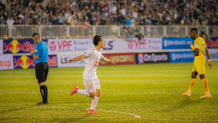 Văn Toàn giúp HAGL lội ngược dòng đánh bại SLNA 2-1.