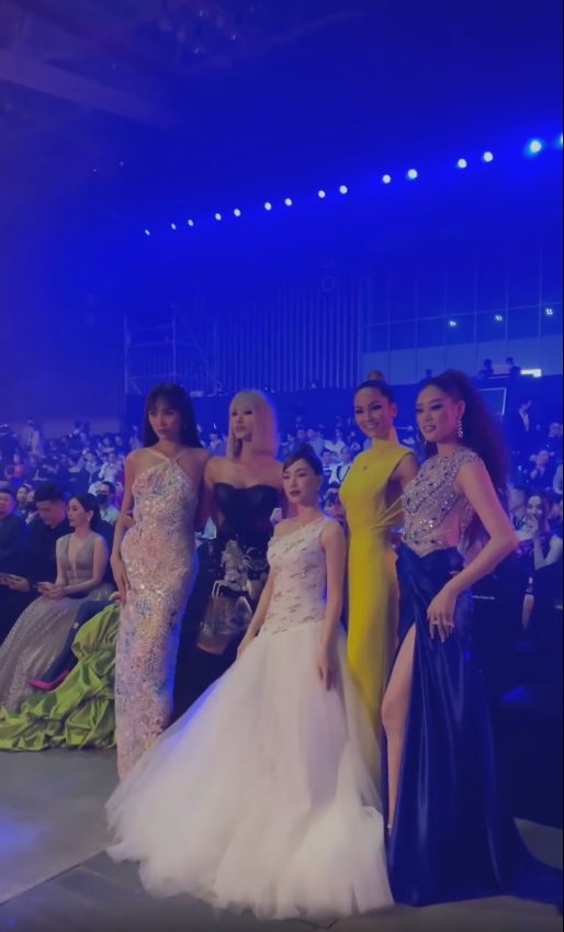 Có thể thấy, nữ ca sĩ hoàn toàn 'lọt thỏm' khi đứng giữa H'Hen Niê, Hoàng Thùy, Khánh Vân, Võ Hoàng Yến