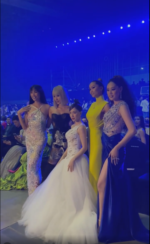 Tuy vậy thần thái của Hòa Minzy vẫn ngút ngàn, sự tự tin pha chút lầy lội của cô khiến người hâm mộ và cư dân mạng không ngừng phấn khích