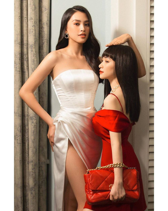 Đã vậy nàng hậu 9x còn tạo dáng bằng cách đặt tay lên đầu đàn chị để nhấn mạnh sự chênh lệch chiều cao giữa hai người