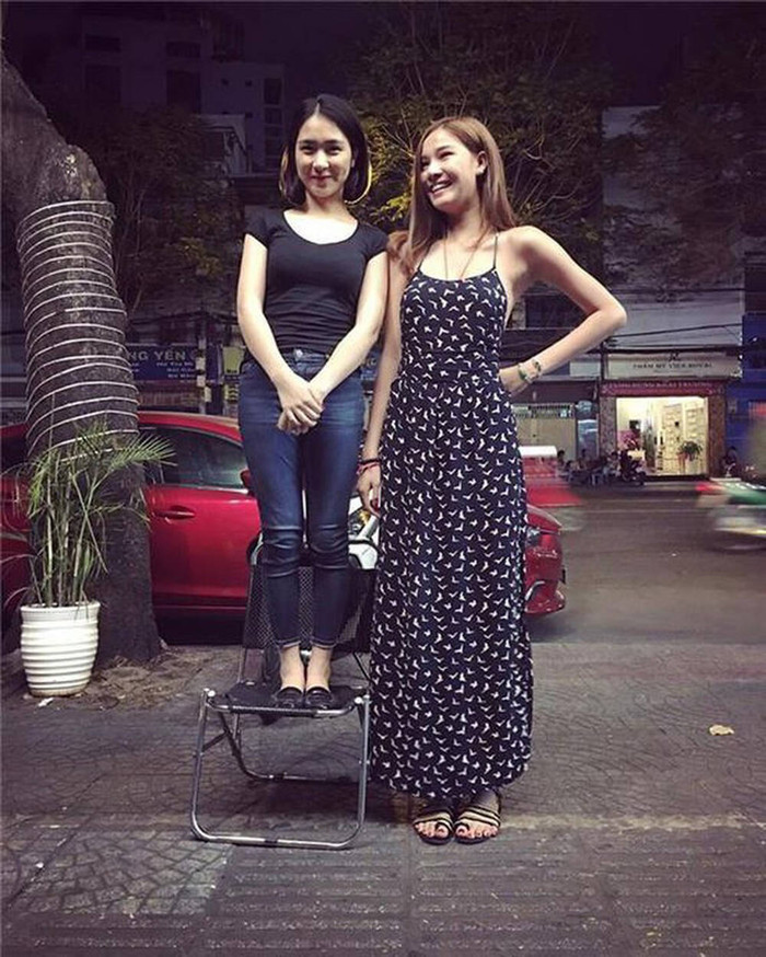 Thậm chí  nữ ca sĩ còn “vứt bỏ liêm sỉ” đứng lên ghế để chụp hình với Kỳ Hân như thế này.