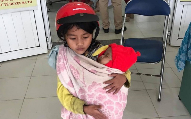 Xúc động hình ảnh chị 7 tuổi địu em 5 tháng tuổi đi tiêm phòng Ảnh 2