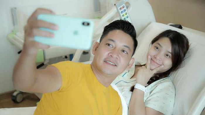 2 năm rưỡi lên bàn mổ đẻ 3 lần, câu chuyện sinh đẻ đầy mạo hiểm này của Hải Băng đã biến cô từ một nữ ca sĩ thành một “hotmom” trên mạng xã hội