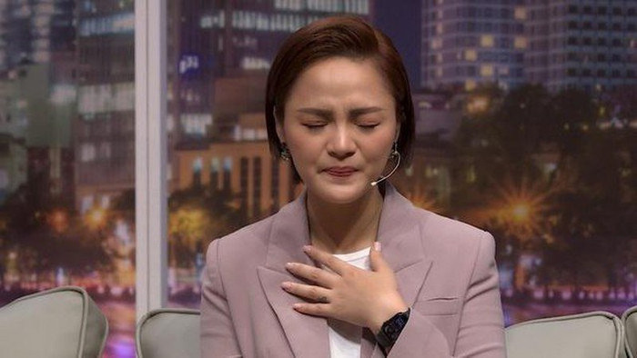 Thu Quỳnh cũng kể về những ngày sau sinh cô chịu cơn đau do vết sinh mổ, dạ con tê cứng, tuyến sữa căng nặng.