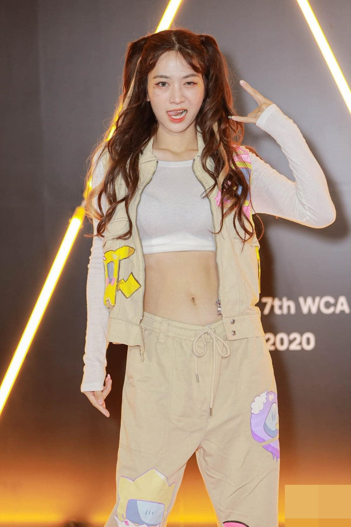 TikToker Linh Bống có phải đang mặc nhầm đồ thể thao lên thảm đỏ?