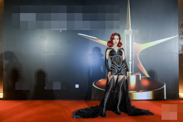 Màn xuất hiện tưởng chừng sẽ giật trọn spotlight của Chi Pu trên thảm đỏ... 