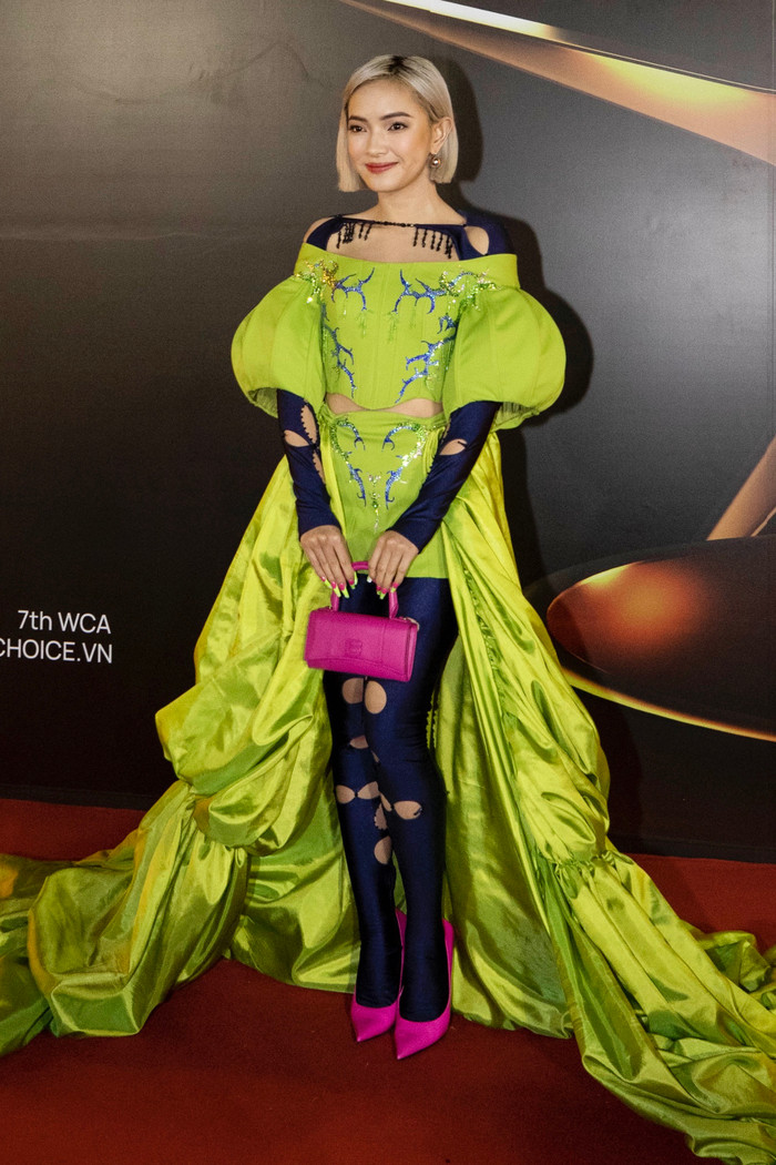 Khó hiểu với sự kết hợp màu sắc, kiểu dáng cho bộ cánh của Châu Bùi 