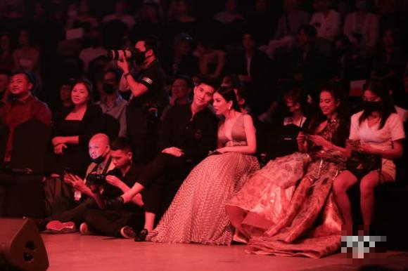 Trong suốt thời gian diễn ra sự kiện, Lệ Quyên và Lâm Bảo Châu liên tục ngồi gần vào nhau để nói chuyện