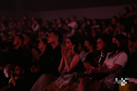 Có thể thấy, cặp đôi chẳng còn ngại ngùng trước nơi đông người thậm chí là trước truyền thông như thế này