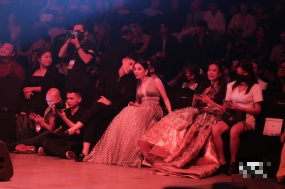 Hậu công khai, Lệ Quyên lộ thêm loạt ảnh thân mật với tình trẻ kém 12 tuổi tại sự kiện