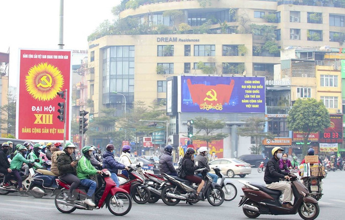 Panô cỡ lớn được treo tại khu vực ngã năm Ô Chợ Dừa. Ảnh: Tuấn Đức/TTXVN