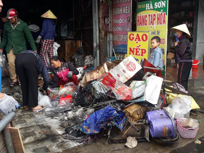 Người dân hỗ trợ đưa hàng hóa ra ngoài