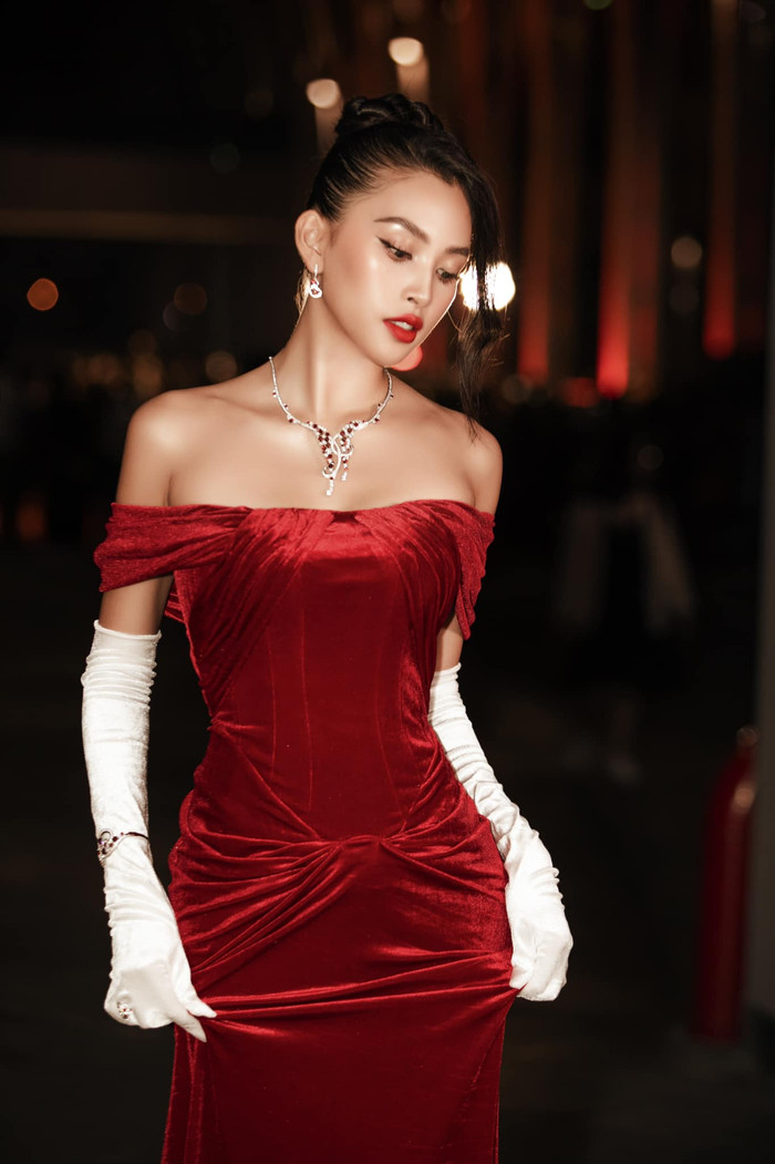 Hoa hậu Tiểu Vy vừa xuất hiện trên thảm đỏ là thu hút trọn sự chú ý với visual như một nàng minh tinh điện ảnh&nbsp;