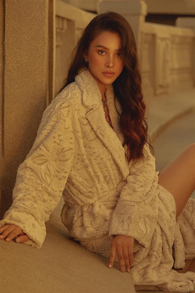 Hậu đăng quang Hoa hậu Việt Nam, nhan sắc của Tiểu Vy ngày càng 'thăng hạng', nhận được nhiều lời khen của cư dân mạng. 