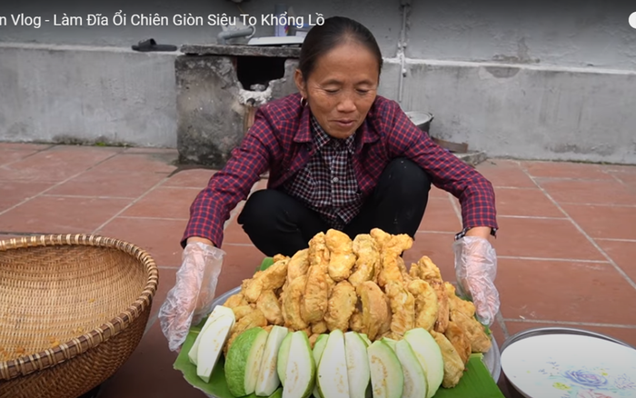 Tiếp tục 'chế' món ăn kì dị, bà Tân Vlog khiến dân mạng ngao ngán đến 'phát kinh' Ảnh 2