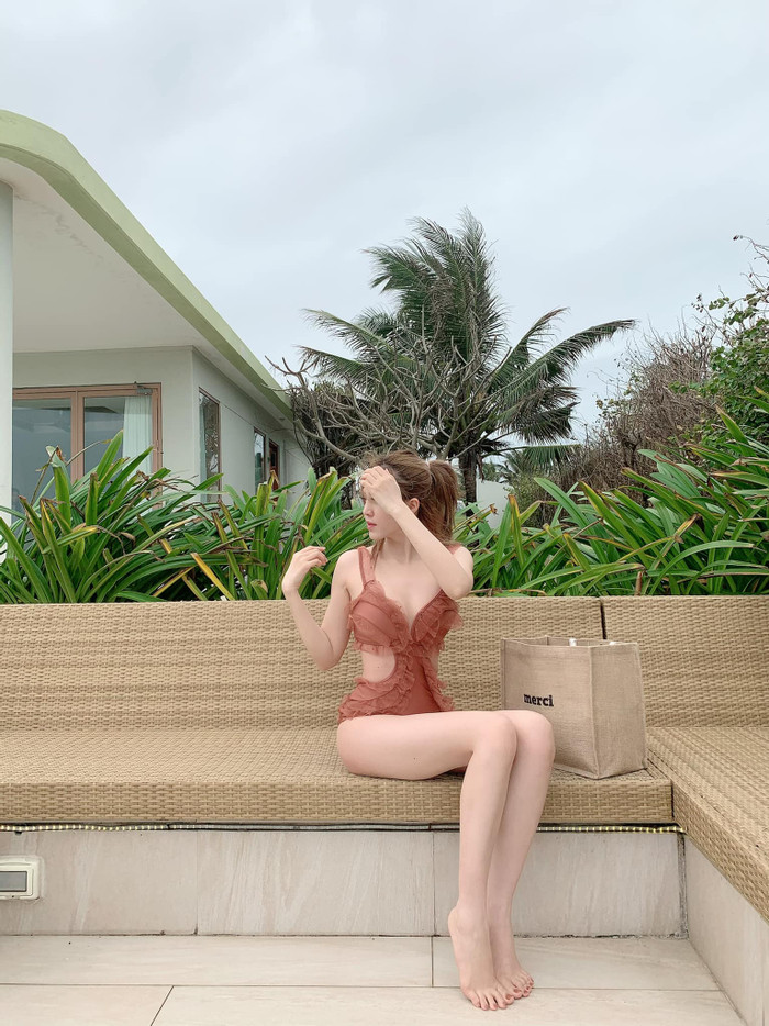 Vóc dáng nuột nà không kém cạnh em gái