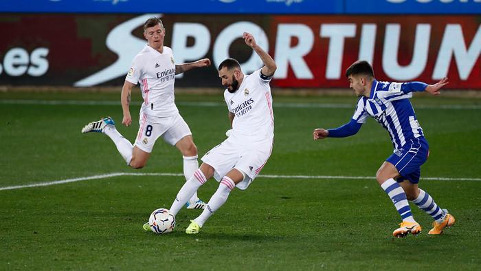 Benzema lập cú đúp vào lưới Alaves.