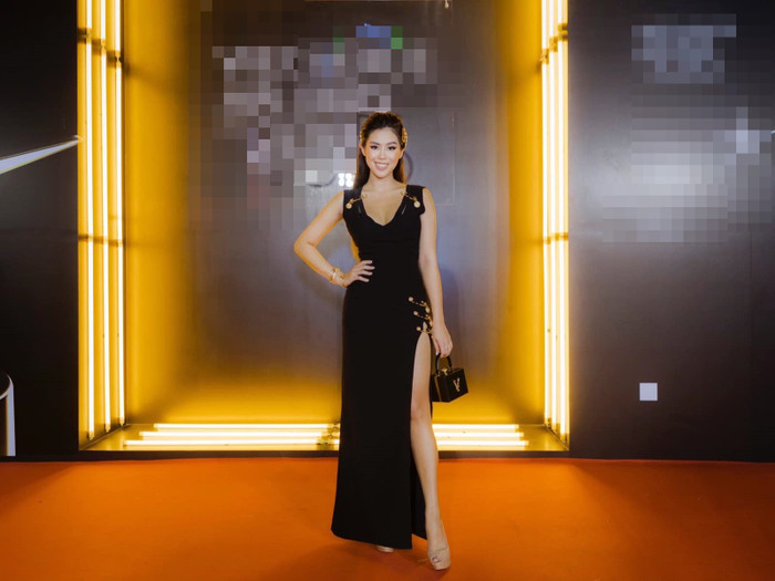 Em chồng Hà Tăng đã chọn cho mình  bộ đầm cắt xẻ của Versace, tạo điểm nhấn bằng những đường cut-out với kim bằng vàng trên thân váy