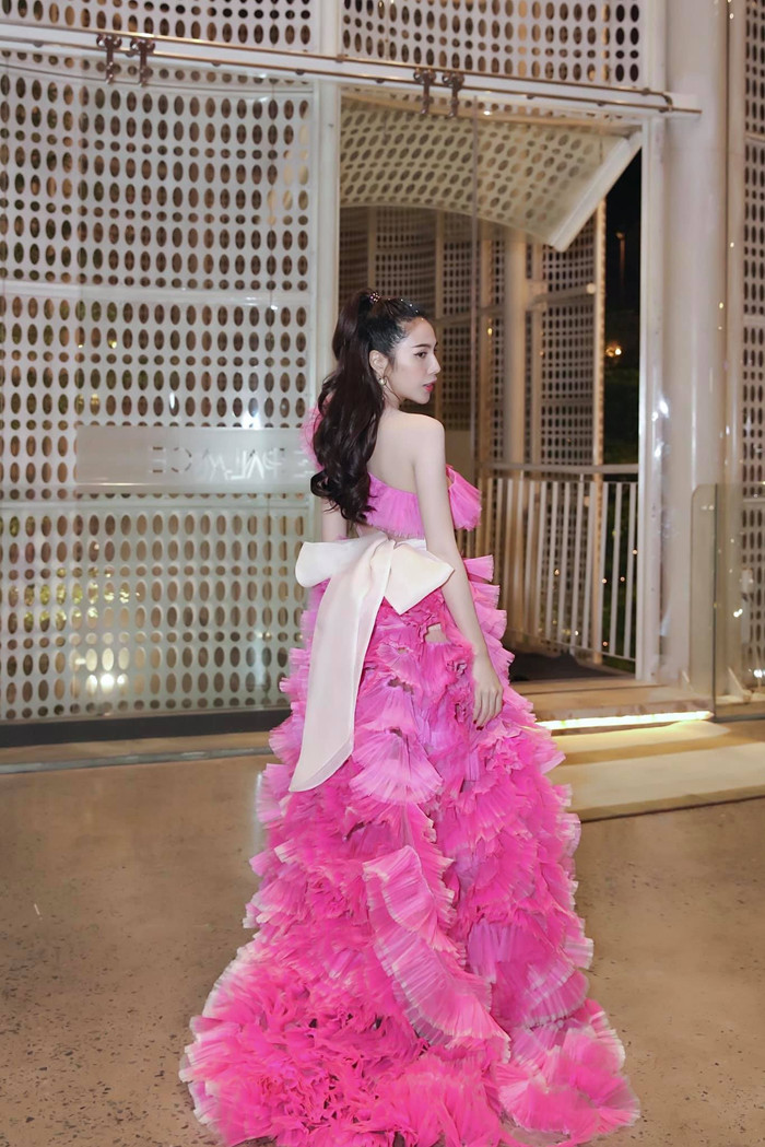 Thiết kế váy hơi hướng 'bánh bèo' điểm xuyến nơ sau váy, có thể nói bộ đầm này rất phù hợp với style của Thủy Tiên 
