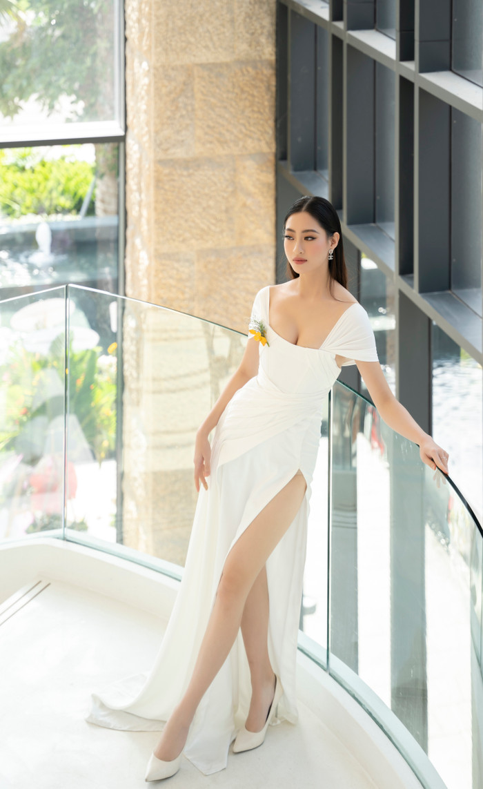 Mọi thế mạnh trên body “cực phẩm” của nàng hậu đều được tôn lên nhờ vào thiết kế cổ vuông cúp ngực