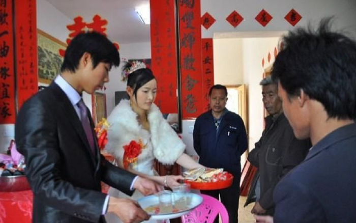 Nghĩ vợ không dám giận, chú rể có hành động quá đáng với bố vợ trong đám cưới và cái kết Ảnh 2