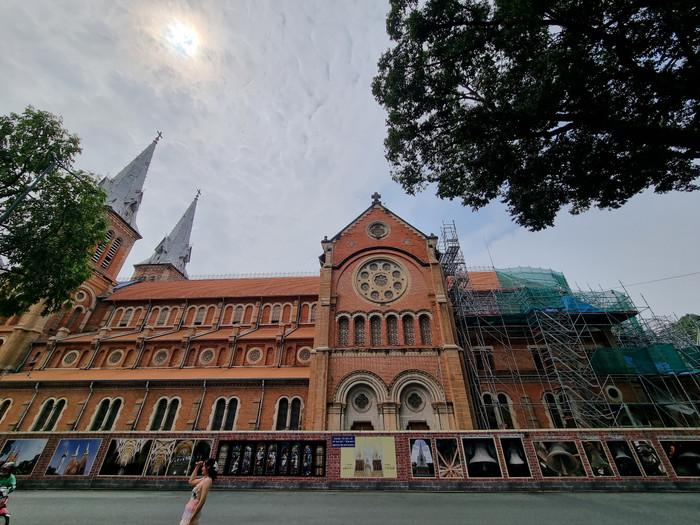 Ống kính góc rộng trên Galaxy S21 Plus 5G giữ lại đầy đủ chi tiết từ vùng trời.