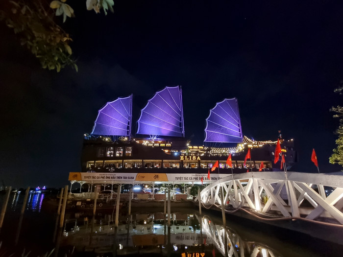 Ảnh được chụp trong điều kiện thiếu sáng bằng camera góc siêu rộng.