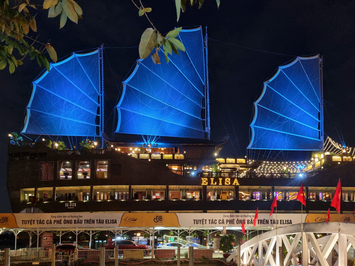 Ảnh được chụp trong điều kiện thiếu sáng bằng camera góc tele.