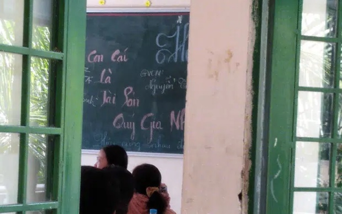 Hàng chữ nổi bật trên bảng gửi gắm các bố mẹ trong buổi họp phụ huynh khiến hội học trò cực kỳ yên tâm Ảnh 2