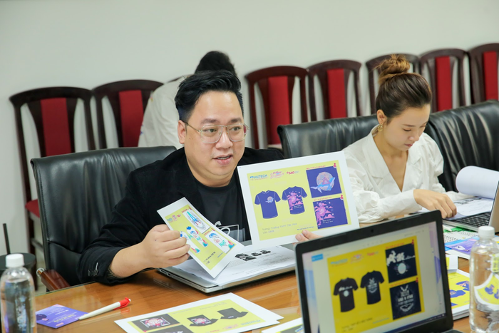 MC Tùng Leo đánh giá cao các thiết kế mang đậm sự hồn nhiên của học trò và khuyến khích các bạn thể hiện sự đột phá trong phần chụp ảnh kỷ yếu
