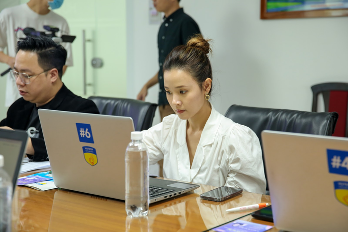 Giám khảo Midu nghiêm túc chấm điểm các mẫu thiết kế