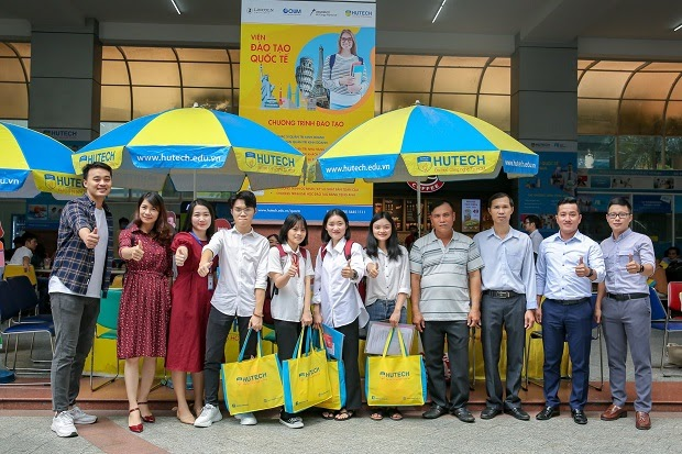 4 thành viên từ lớp 12B1, trường THPT Nguyễn Du (Kon Tum) nhận học bổng qua cuộc thi Thiết kế áo lớp 2020 đến HUTECH làm thủ tục nhập học