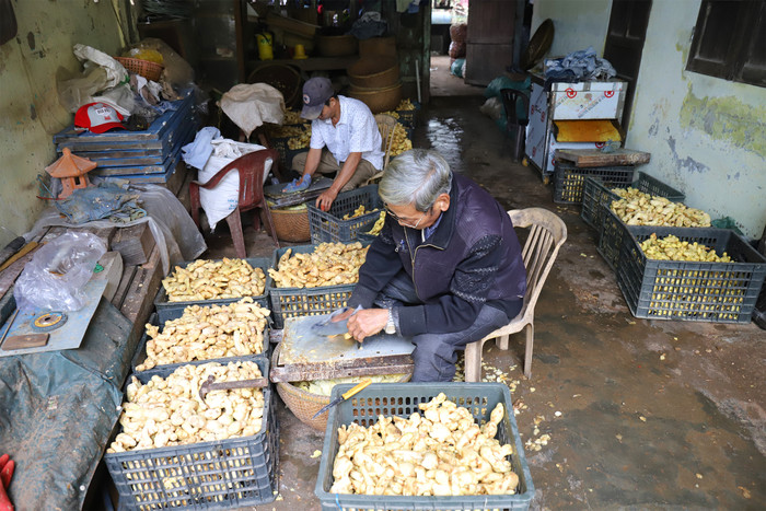 Nằm bên Kinh thành Huế, phường Kim Long được xem là thủ phủ của nghề làm mứt gừng ở cố đô Huế với hàng chục hộ dân còn theo nghề. Với hương vị cay nồng, mứt gừng làng Kim Long nổi tiếng từ thời nhà Nguyễn.