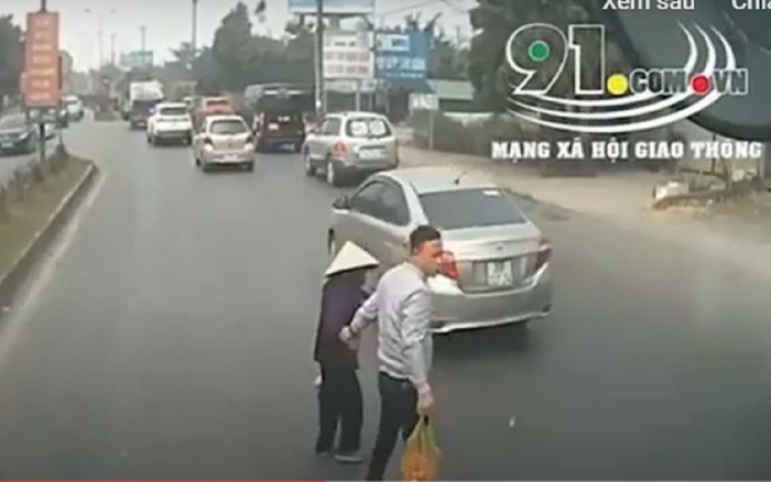 Clip: Tài xế ô tô chủ động dừng xe, đưa cụ bà sang đường khiến nhiều người xúc động Ảnh 2