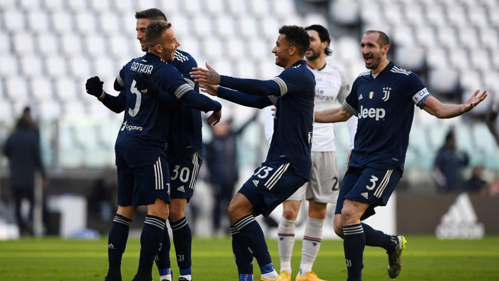 Juventus có chiến thắng quan trọng trước Bologna để đeo bám Milan.