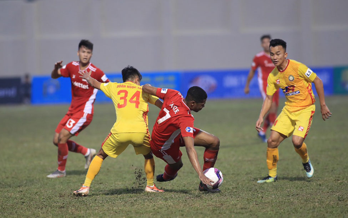 HLV Trương Việt Hoàng chê mặt sân Thanh Hóa sau trận hòa của Viettel Ảnh 2