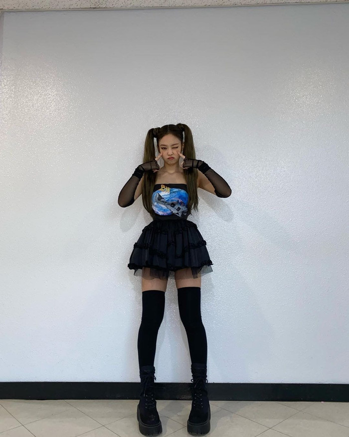 Set đồ biểu diễn trên sân khấu của Jennie Black Pink và cô nàng cũng đã lăng xê mốt đeo bao tay xuyên thấu mix kèm trang phục 