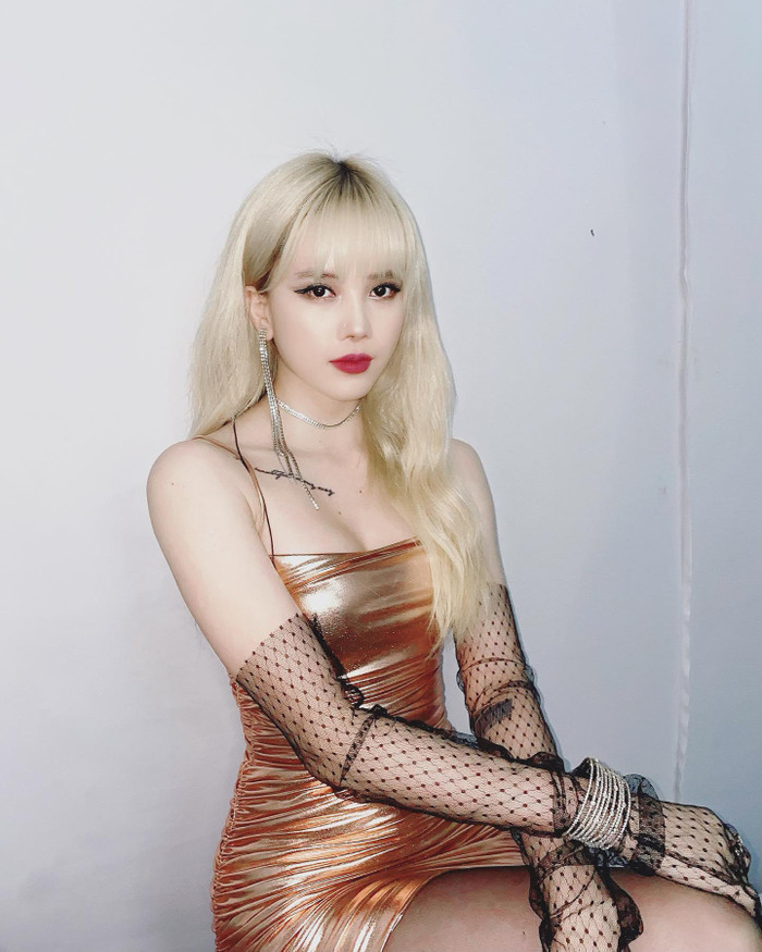 Thiều Bảo Trâm cũng bắt chước y chang với thiết kế ren tương tự để phối cùng với bộ đầm body mà cô nàng mặc 