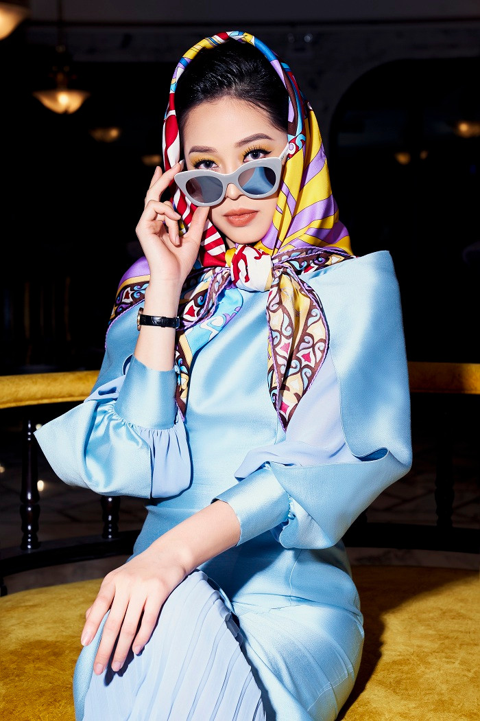 Thêm thắt cho set váy là kiểu khăn lụa đội đầu đầy sang chảnh 