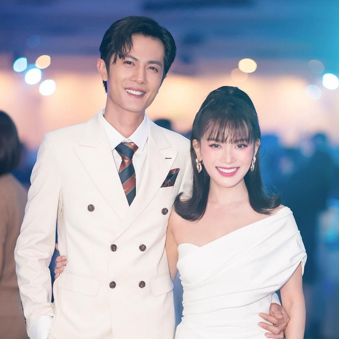 Cả hai mới công khai chuyện hẹn hò từ tháng 9/2019. Tuy nhiên, chuyện tình vốn luôn êm đẹp bỗng dưng lại thông báo chia tay khiến khán giả không khỏi bất ngờ và tiếc nuối.