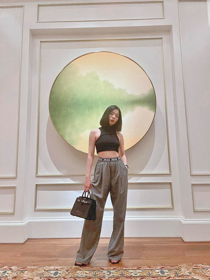 Lệ Quyện chọn áo crop top ngắn cũn cỡn mix cùng quần xám cạp cao logo Miu Miu cùng phụ kiện túi Hermes đắt đỏ