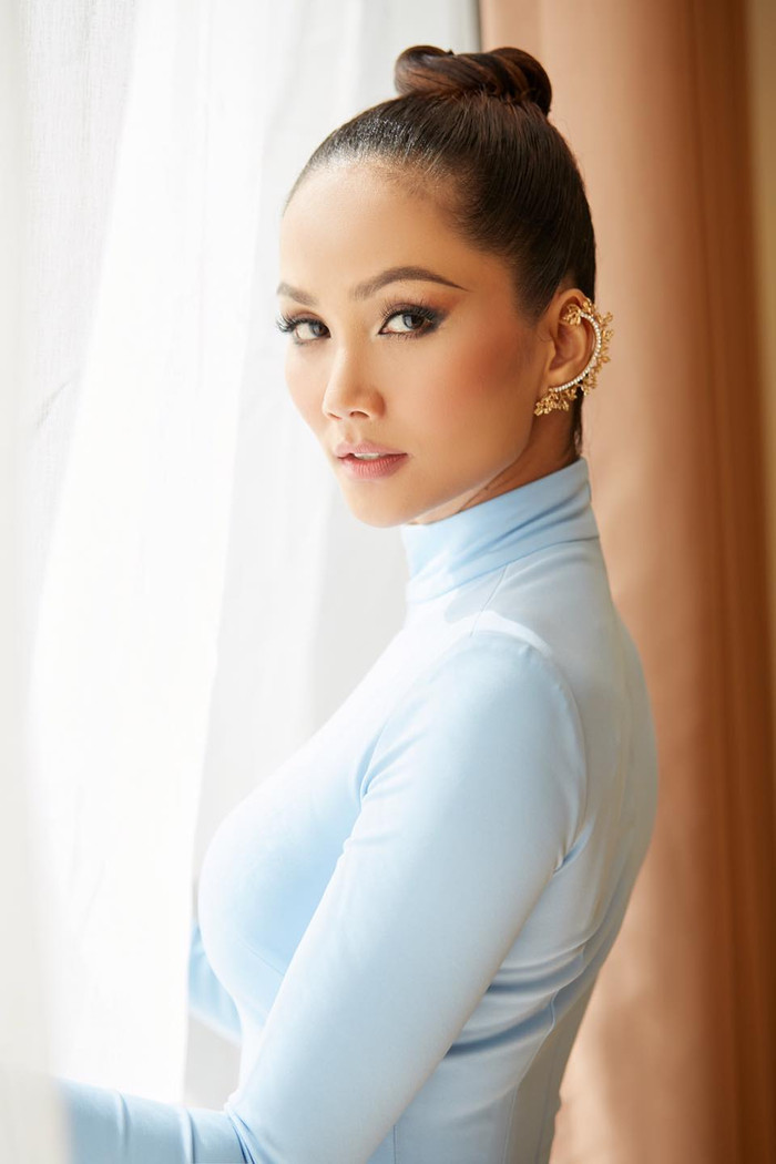 Sau 3 năm đang quang, có thể nói phong cách của Hoa hậu Hoàn Vũ Việt Nam 2017 hiện tại đã trở nên quyến rũ, ấn tượng hơn bao giờ hết.