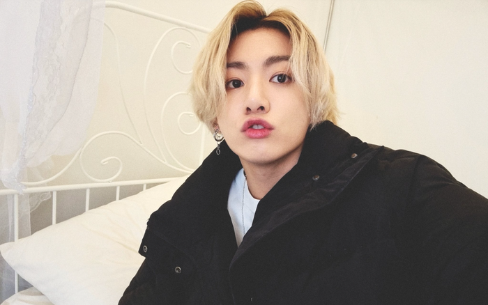 Jungkook đăng ảnh selfie sau gần 1 năm 'mất tích', lập tức 'phủ sóng' Top Trending Ảnh 2